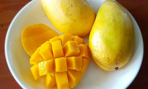 Never consume these 5 food items after eating mangoes!